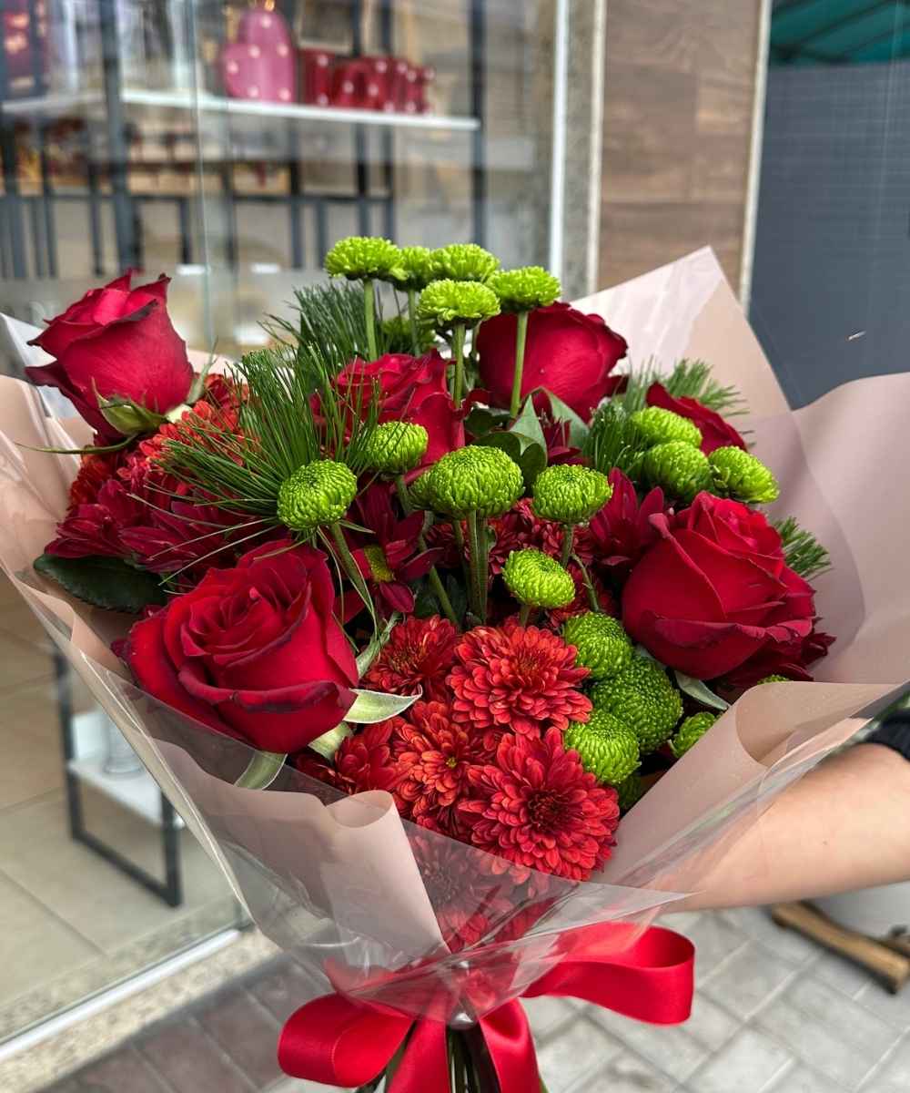 Buquê de 6 Rosas Vermelhas com Flores do Campo em Araruama