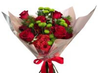 Buquê de 6 Rosas Vermelhas com Flores do Campo em Araruama