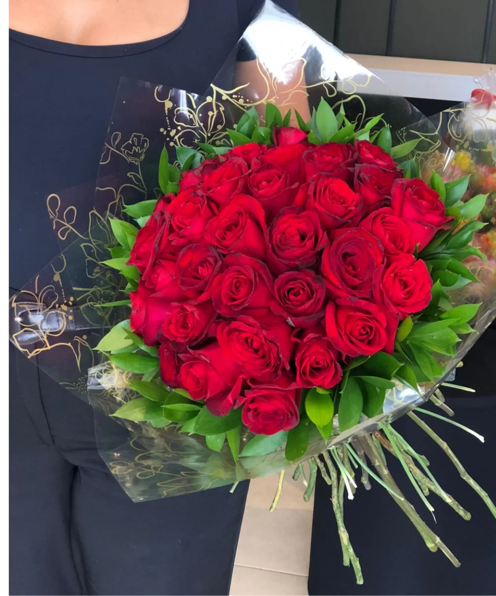 Buquês e Cestas em Araruama | Entrega Rápida - Thay Cestas e Buquês 110 BUQUE 30 ROSAS PREMIUM 2
