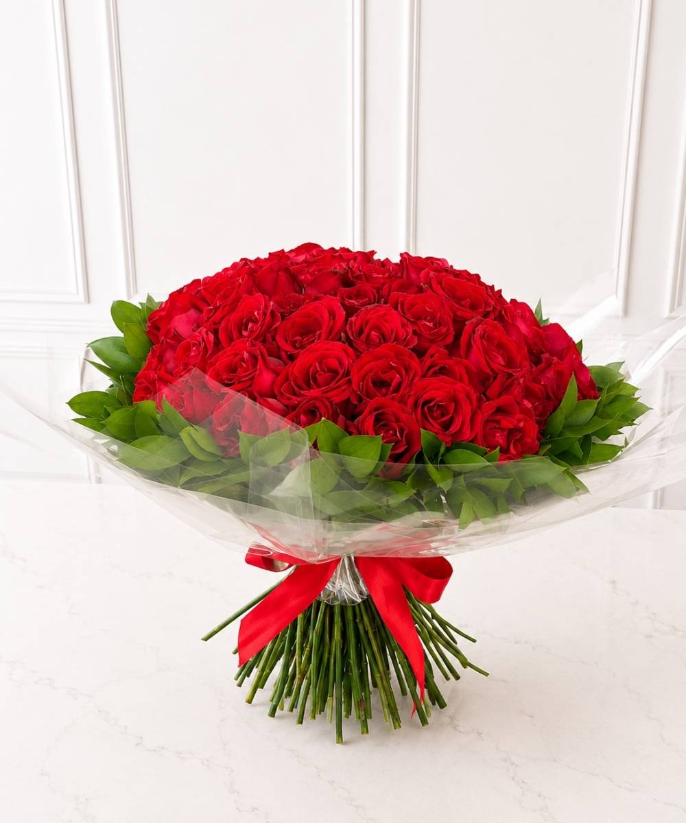 Buquê com 50 rosas importadas para presente romântico em Araruama