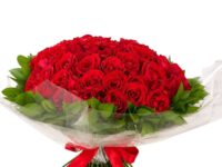 Buquê com 50 rosas importadas para presente romântico em Araruama