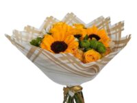 Buquê de Girassóis com Rosas Amarelas Importadas, flores do campo e ruscus para presente em Araruama