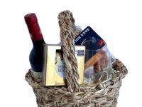 Cesta Vinho com Toro Centenario, taça, Ferrero Rocher e petiscos para presente em Araruama