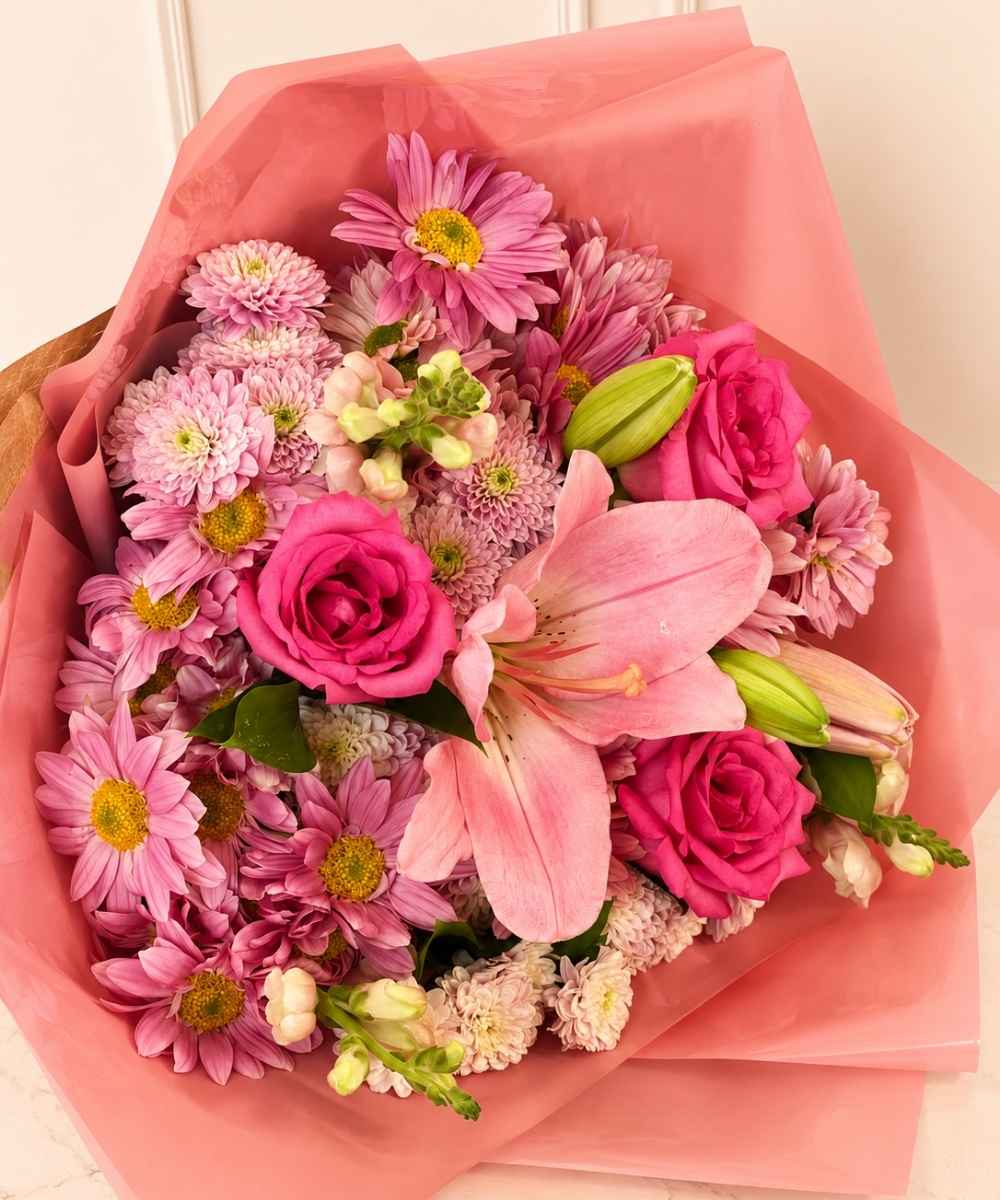 Buquê de Lírios cor de Rosa 3 Buquê de lírio rosa com astromélias e flores do campo para presente em Araruama
