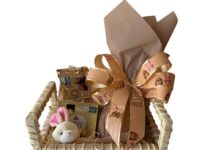 Cesta de Páscoa romântica com chocolates e pelúcia em Araruama