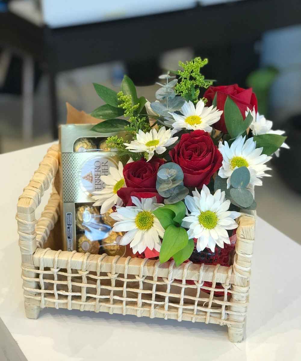 Presente romântico com rosas vermelhas e Ferrero Rocher em Araruama