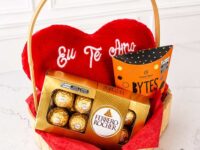 Cesta Amor Eterno em formato de coração com pelúcia e Ferrero Rocher em Araruama