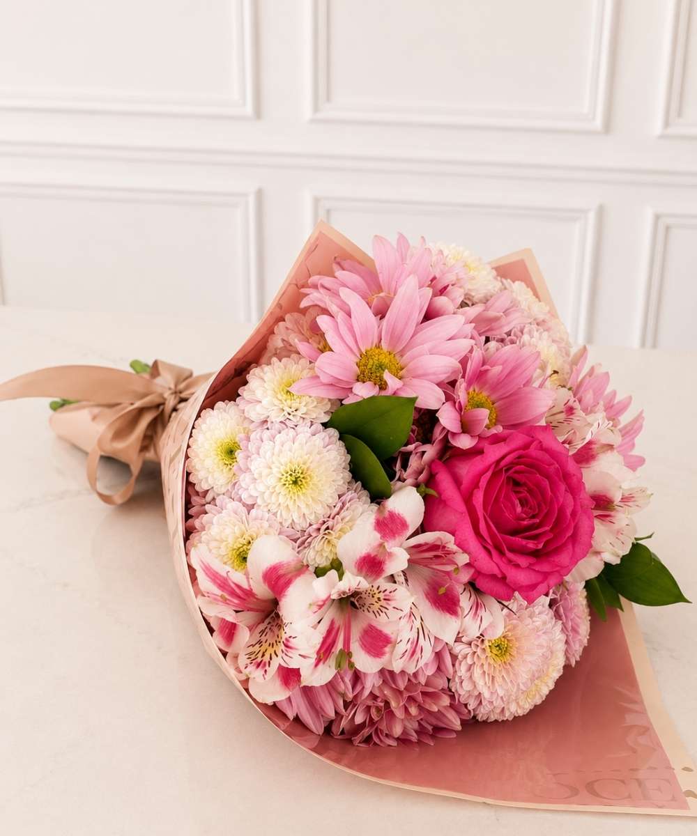 Mini buquê com rosa cor de rosa importada e flores delicadas para presente em Araruama