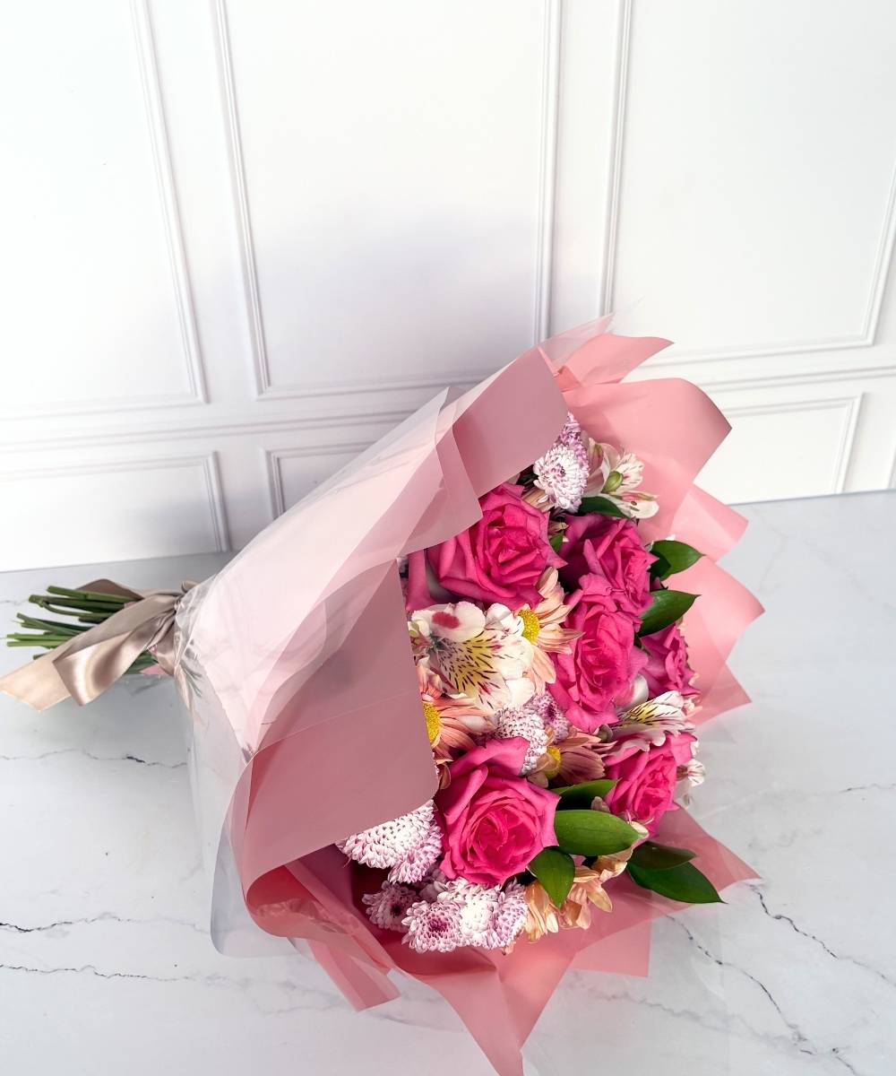 Buquê de rosas cor de rosa importadas com flores complementares em Araruama