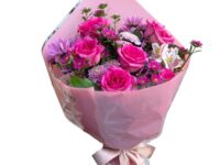 Buquê de rosas cor de rosa importadas com flores complementares em Araruama