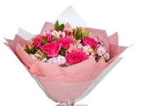 Buquê de rosas cor de rosa importadas com flores complementares em Araruama