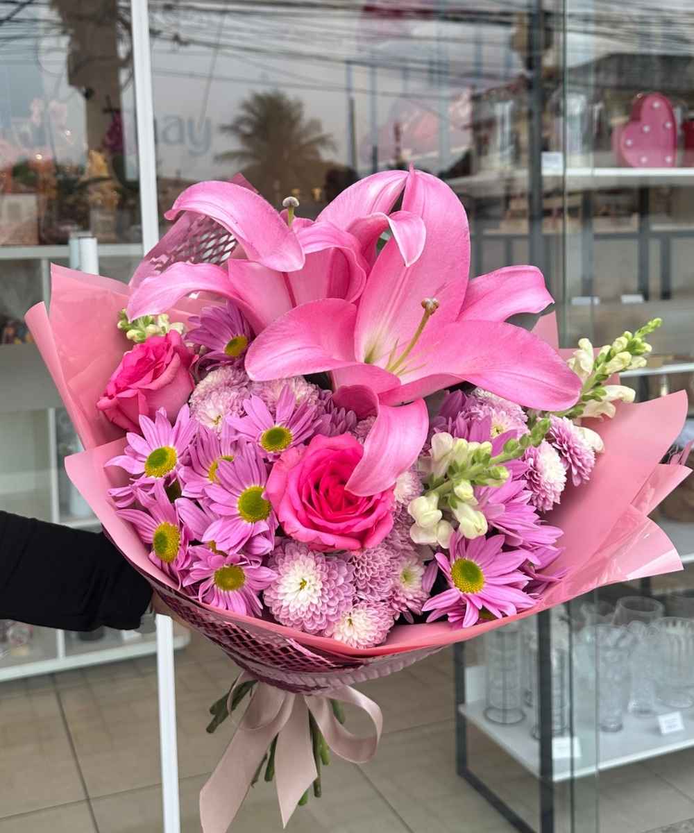 Buquê de lírio rosa com astromélias e flores do campo para presente em Araruama