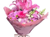 Buquê de lírio rosa com astromélias e flores do campo para presente em Araruama