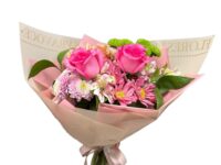 Mini buquê de rosas cor de rosa com flores do campo em Araruama