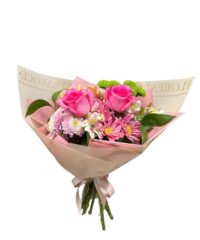 Mini buquê de rosas cor de rosa com flores do campo em Araruama