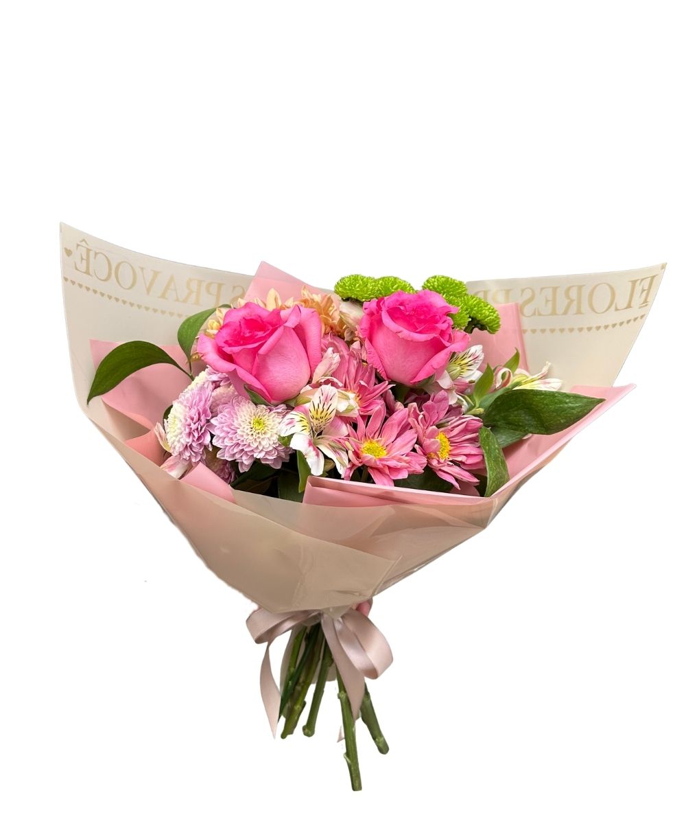 Mini buquê de rosas cor de rosa com flores do campo em Araruama
