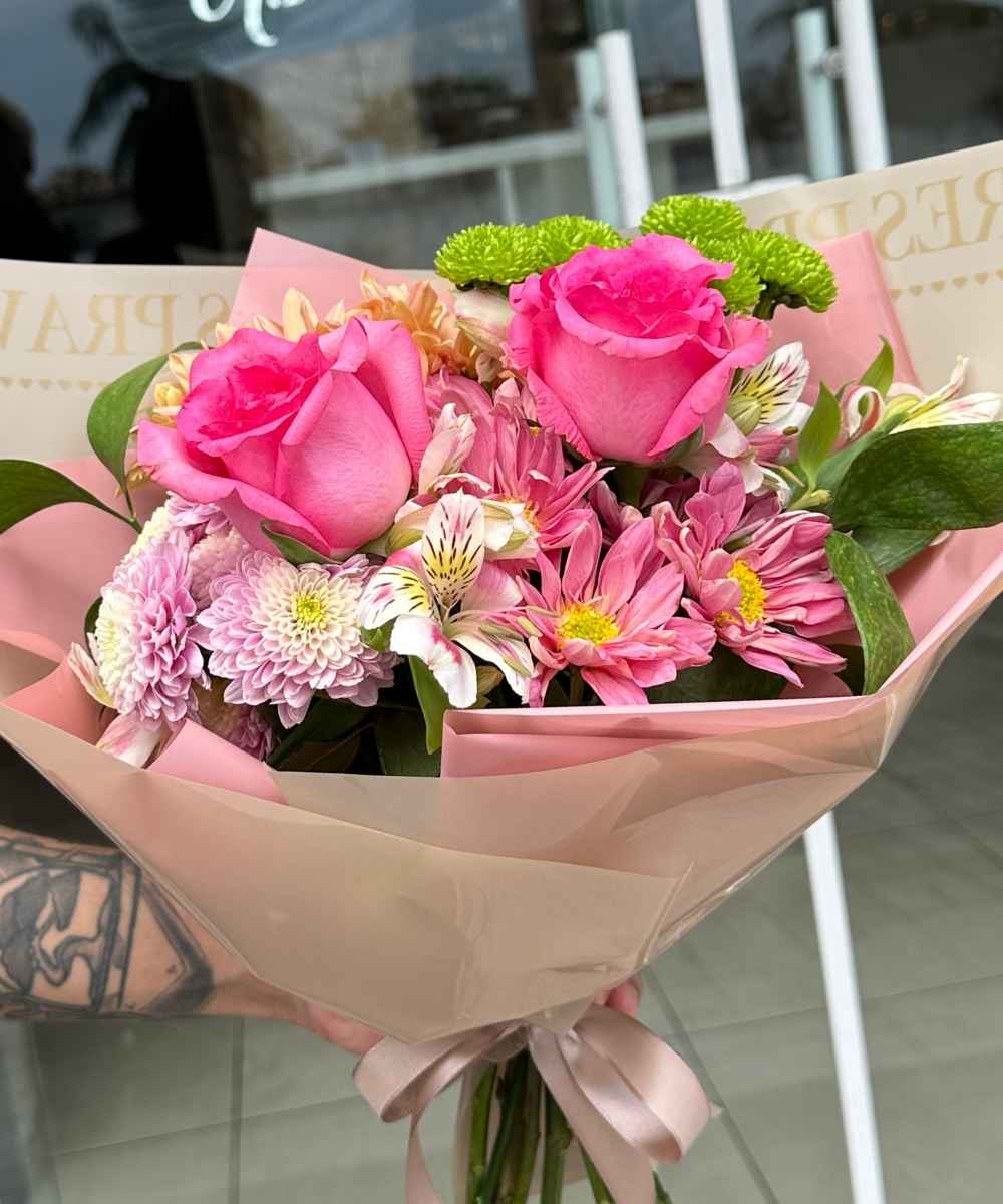 Mini buquê de rosas cor de rosa com flores do campo em Araruama