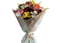 Mini buquê floral com margaridas coloridas para presente em Araruama