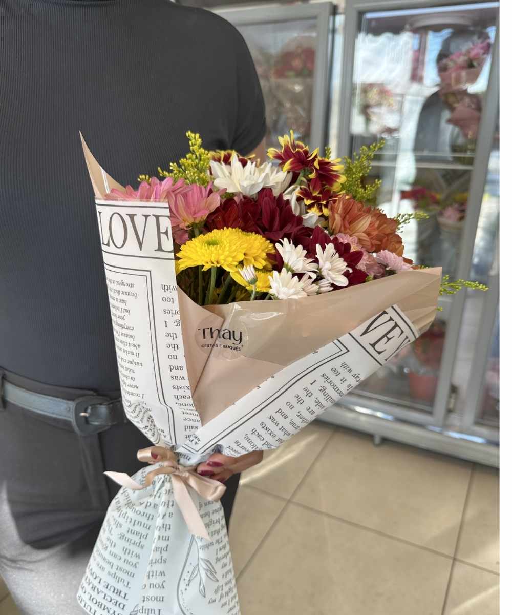 Mini buquê floral com margaridas coloridas para presente em Araruama