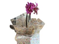 Orquídea phalaenopsis rosa manchada em cachepot decorado em Araruama