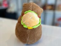 Capivara pelucia mochila hamburguer 20cm