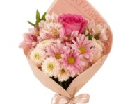 Mini buquê com rosa cor de rosa importada e flores delicadas para presente em Araruama