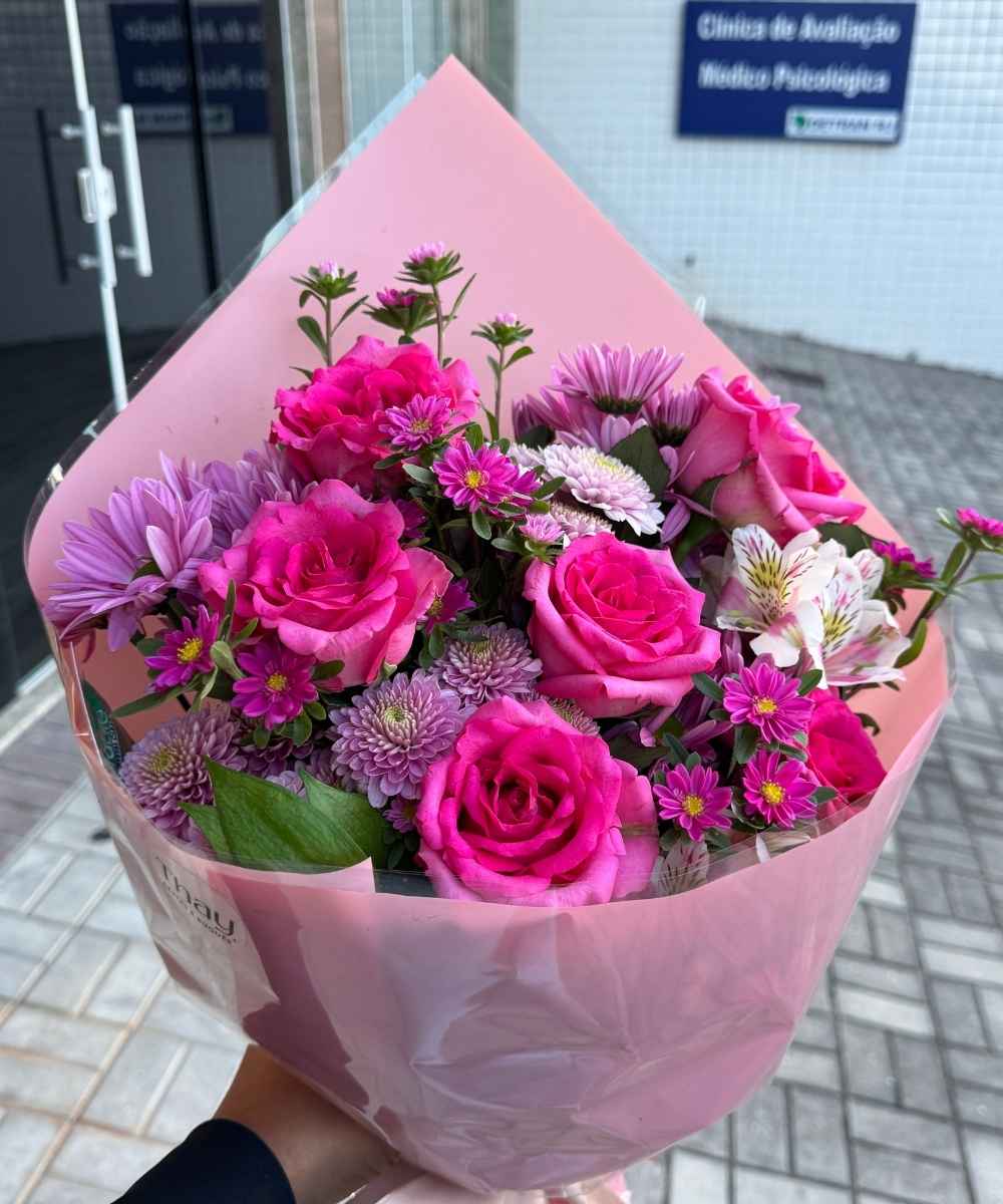 Buquê de rosas cor de rosa importadas com flores complementares em Araruama