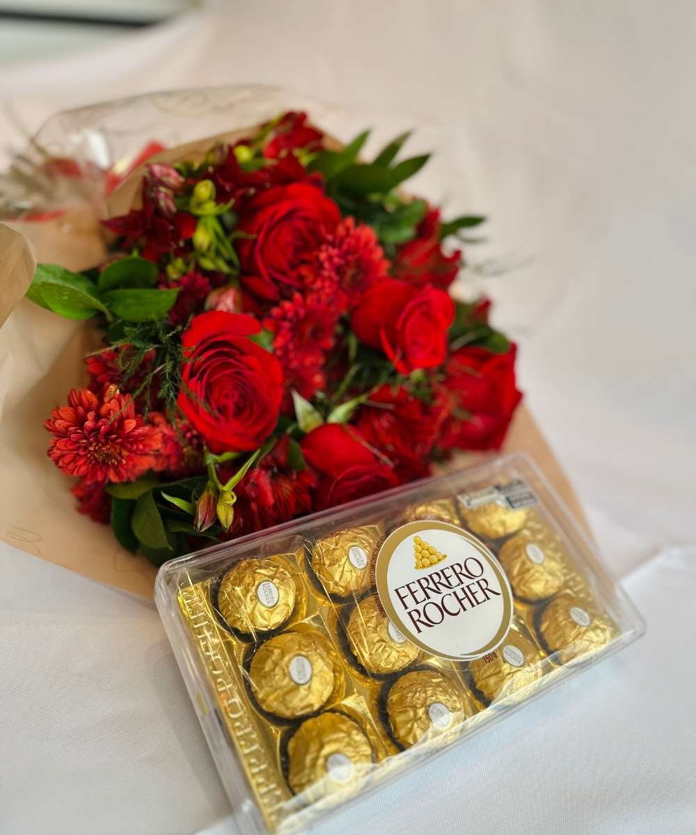Buquê de Rosas vermelhas e Ferrero Rocher - Floricultura em Araruama