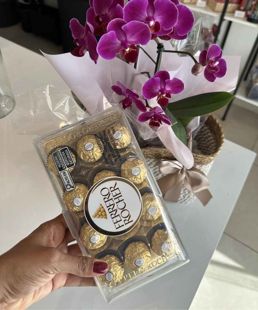 Orquídea phalaenopsis rosa com Ferrero Rocher para presente em Araruama