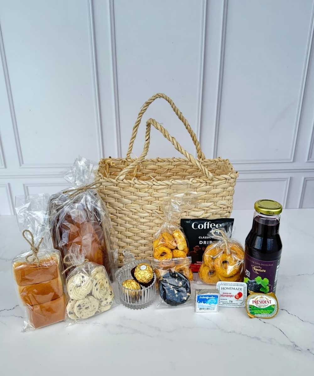Buquês e Cestas em Araruama | Entrega Rápida - Thay Cestas e Buquês 44 Cesta de café da manhã completa com chocolate para presente em Araruama