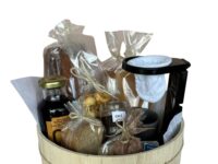 Cesta de café da manhã artesanal com mini coador em Araruama