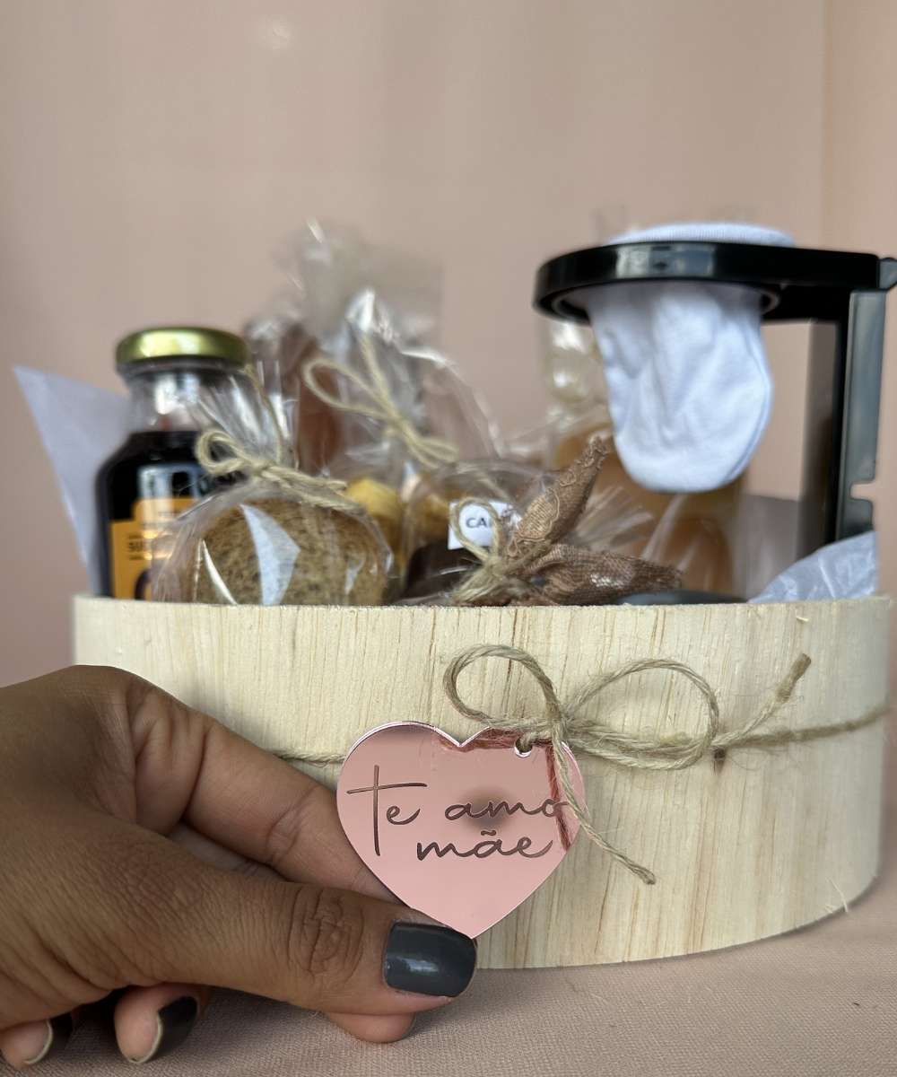 Cesta de café da manhã artesanal com mini coador em Araruama