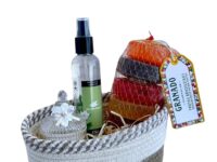 Cesta Serenidade com Granado, vela aromática e itens de autocuidado em Araruama