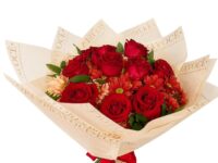 Buquê de 12 rosas vermelhas importadas com flores do campo para presente em Araruama