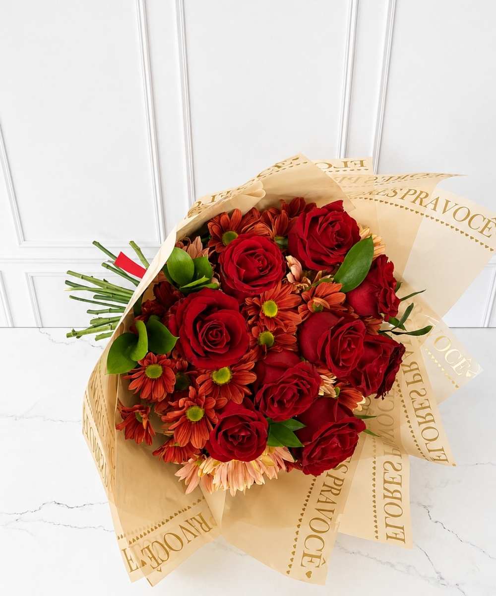 Buquê de 12 rosas vermelhas importadas com flores do campo para presente em Araruama
