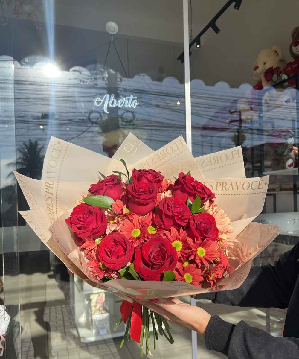 Buquê 12 Rosas Vermelhas Importadas 3 Buquê de 12 rosas vermelhas importadas com flores do campo para presente em Araruama