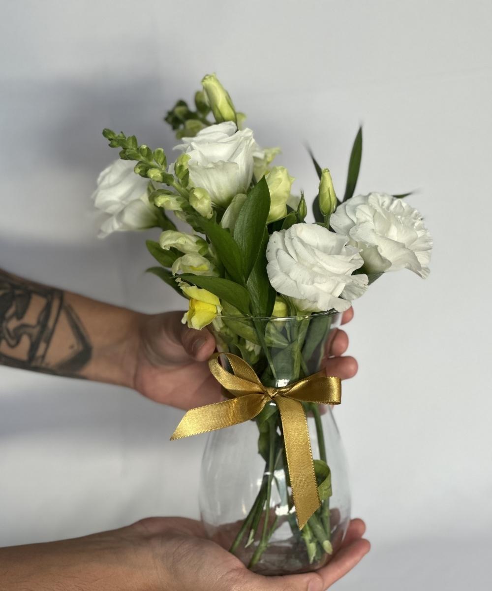 Petit Flower 3 Arranjo floral Petit Flower em vaso de vidro com lisianthus e boca de leão em Araruama