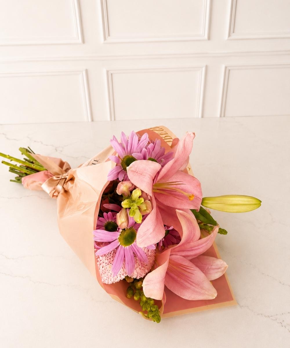 Mini Buquê de Lírio Rosa com flores do campo para presente em Araruama