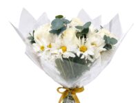 Buquê de rosas brancas com margaridas e eucalipto para presente em Araruama