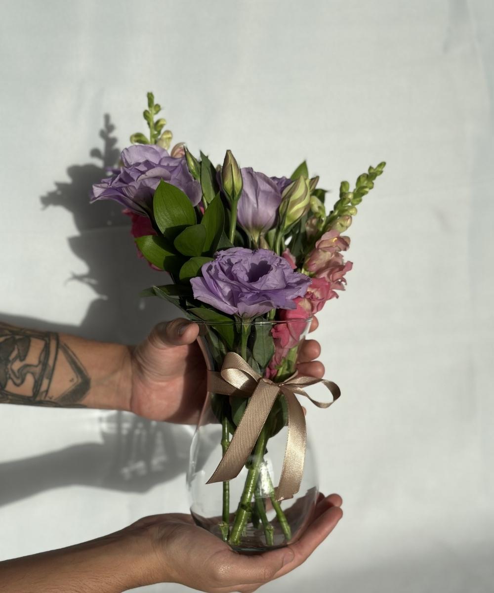 Arranjo floral Petit Flower em vaso de vidro com lisianthus e boca de leão em Araruama