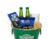 Cesta de cerveja com Heineken, caneca de chopp e petiscos em Araruama