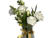 Arranjo floral Petit Flower em vaso de vidro com lisianthus e boca de leão em Araruama