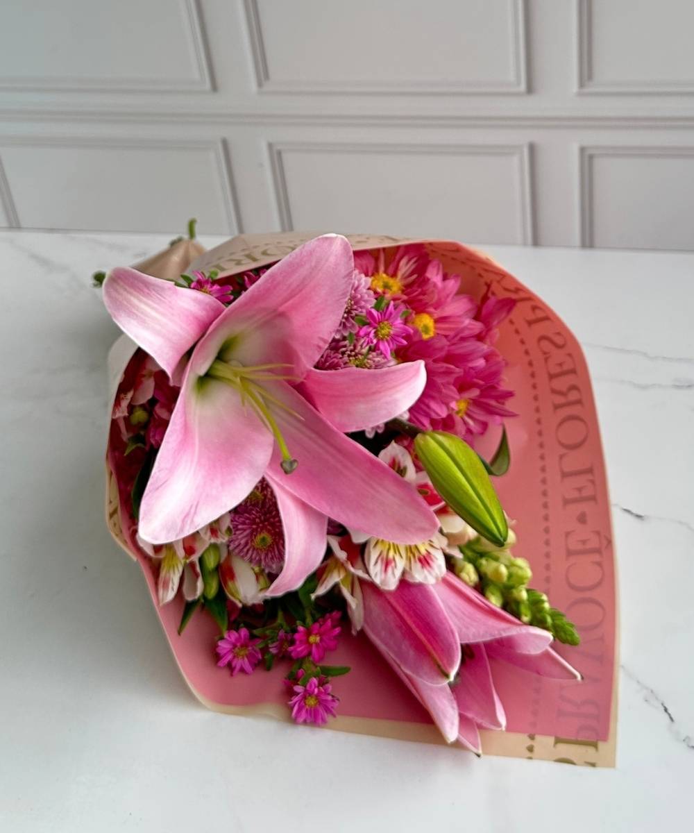 Buquês e Cestas em Araruama | Entrega Rápida - Thay Cestas e Buquês 76 Mini Buquê de Lírio Rosa com flores do campo para presente em Araruama