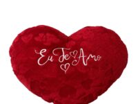 Coração de pelúcia vermelho 41cm com frase Eu Te Amo para presente romântico em Araruama