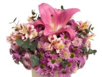 Box de flores com lírio, astromélias e flores do campo em Araruama