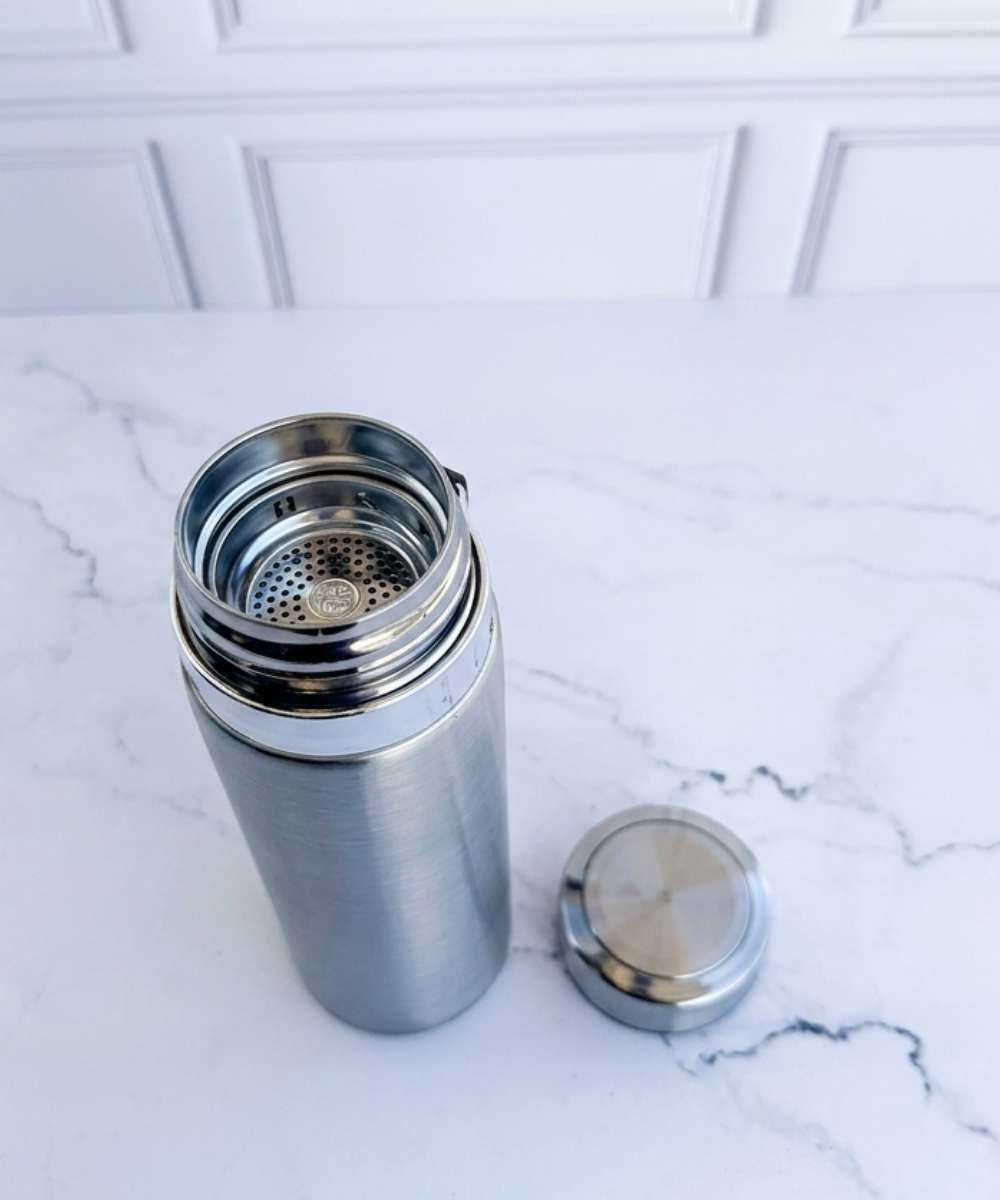 Garrafa Térmica 800ml 2 Garrafa térmica 800ml em inox com parede dupla e detalhes em silicone para bebidas quentes e frias em Araruama