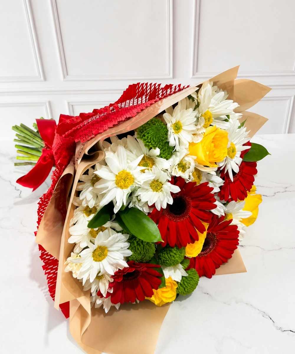 Buquê de gérberas com rosas amarelas e flores do campo para presente em Araruama