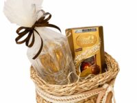 Cesta Aconchego com chocolate Lindt Trufas Sortidas e rosquinhas para presente em Araruama