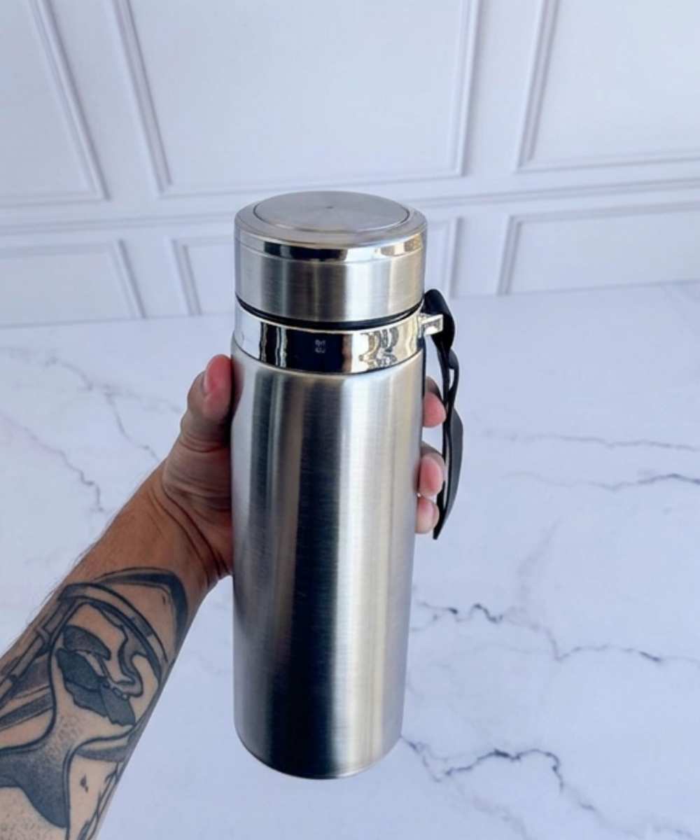Garrafa Térmica 800ml 3 Garrafa térmica 800ml em inox com parede dupla e detalhes em silicone para bebidas quentes e frias em Araruama