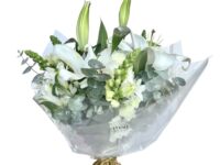 Buquê de Lírio Branco com rosas, margaridas, boca de leão e flores nobres para presente em Araruama